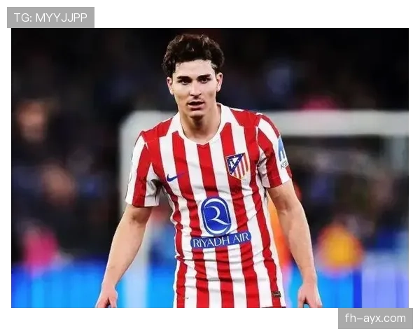 阿尔瓦雷斯一身随意出门，手上的表贵得像在暗示：你进不去那层生活